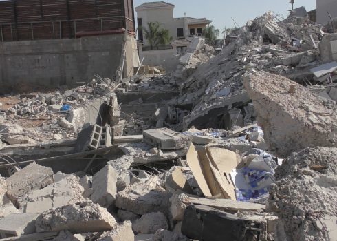 חורבות אחד מבתי הנופש באזור אל-מטאר. צילום: עארף דראר'מה, בצלם 