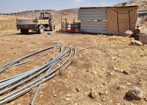 قضبان بقيت من إحدى الزرائب التي تم تفكيكها. تصوير: عامر عاروري، بتسيلم