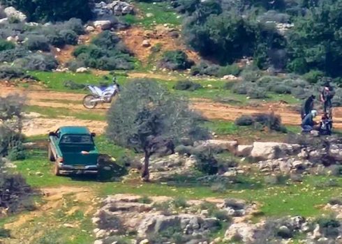 ריאד שלאלדה מעוכב על-ידי החיילים והמתנחלים בשטח המרעה. צולם מרחוק על-ידי בני משפחתו