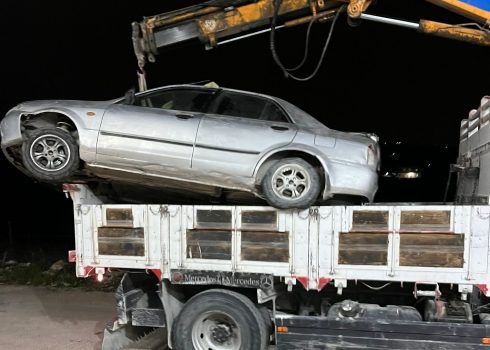 The car being loaded on the truck. Photo: Nasser Nawaj’ah, B’Tselem, 16 March 2024