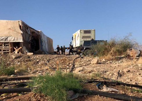 مصادرة الكرفان في بردلة. تصوير: عارف دراغمة، بتسيلم، 13.11.24