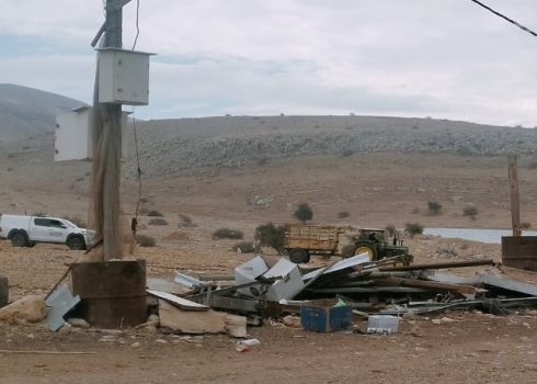 التراكتور مع العربة وخلفه سيارة الإدارة المدنية. الصورة قدمها السكان مشكورين