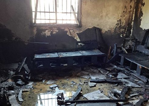 غرفة الاستقبال في منزل عائلة عودة بعد أن أضرم المُستوطنون النار فيها. تصوير: سلمى الدّبعي، بتسيلم، 4.12.24