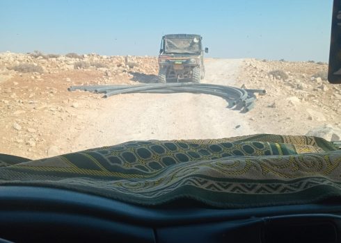 أنابيب المياه بعد سرقتها، يجرّها تراكتور صغير تابع للمستوطنين. الصورة قدّمها الأهالي مشكورين