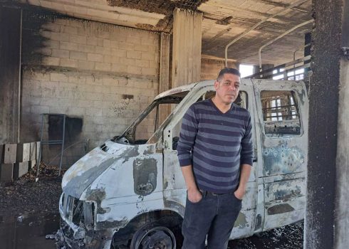 محمد شحادة بجانب شاحنته التي أحرقها المُستوطنون. تصوير: سلمى الدّبعي، بتسيلم، 4.12.24