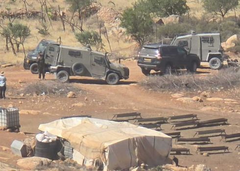 مركبات الجيش والمستوطنون بجانب الخيمة المجاورة. الصورة قدمها السكان مشكورين