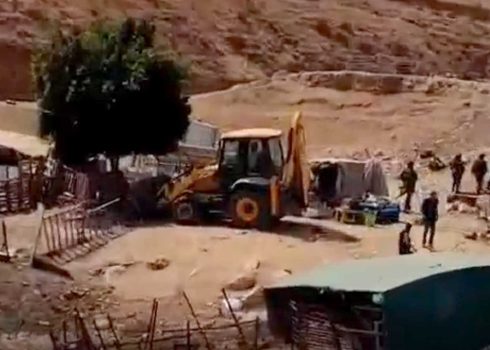 הריסת המבנים בח'ירבת עין אל-חילווה. התמונה באדיבות פעילים