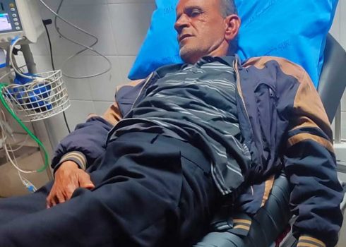 فريد العريض في المستشفى بعد اعتداء المستوطنين عليه. صورة قدمتها العائلة مشكورة