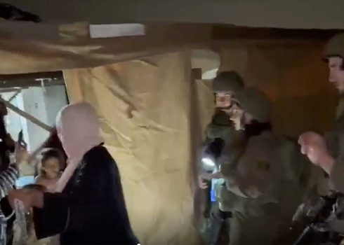 جنود يبلغون سكان التجمع بضرورة المغادرة في غضون أسبوع. من توثيق فيديو قدمه السكان مشكورين