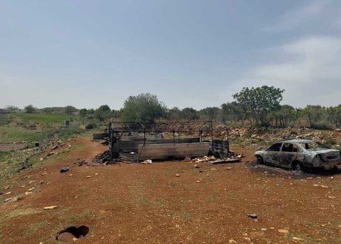 خيمة وسيارة أحرقهما المستوطنون في موقع خيام محمد عراعرة وعائلته. تصوير: محمد رمانة، بتسيلم