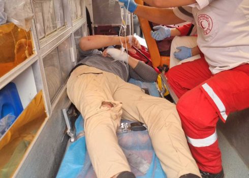 إخلاء مساعيد بسيارة إسعاف بعد الاعتداء عليه. صورة قدمها هو مشكورًا
