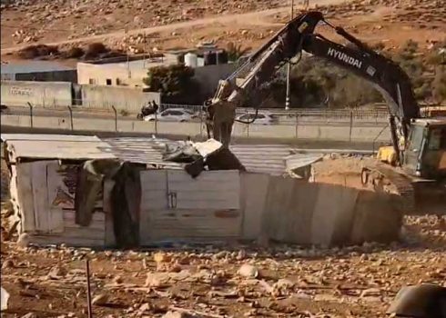 هدم إحدى التخشيبات. صورة قدمها السكان مشكورين