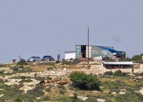 بؤرة "حفات عتنيئيل" الاستيطانية فوق دير رزاح. تصوير: نصر نواجعة، بتسيلم