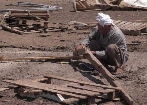 أحد سكّان التجمّع يقوم بتفكيك أحد المباني. تصوير: عارف دراغمة، بتسيلم، 29.6.25