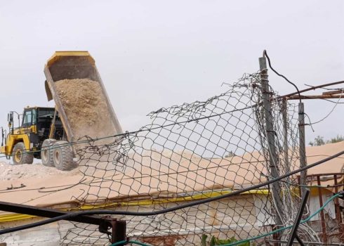 أعمال التجريف والحاوبة مقابل منازل عائلة الدغامين. تصوير: محمد رمانة، بتسيلم