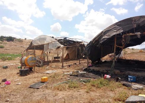 مبانٍ وممتلكات أخرى أحرقها المستوطنون في المجمّع السكني الخاص بعائلة جهالين في سهل قاعون. تصوير: عارف دراغمة، بتسيلم 