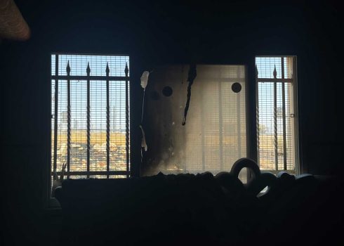 السياج الذي كان يحمي نوافذ المنزل. تصوير: محمد رمانة، بتسيلم 