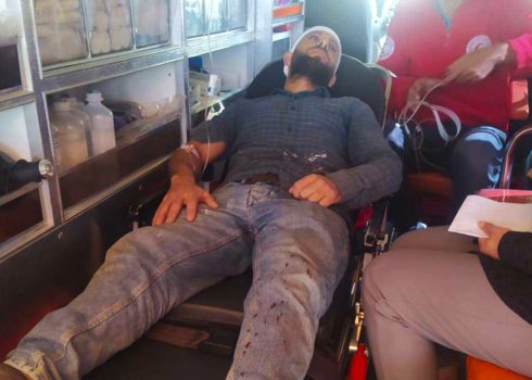 شادي الطروة في سيارة الإسعاف بعد الاعتداء عليه. صورة قدمها السكان مشكورين 