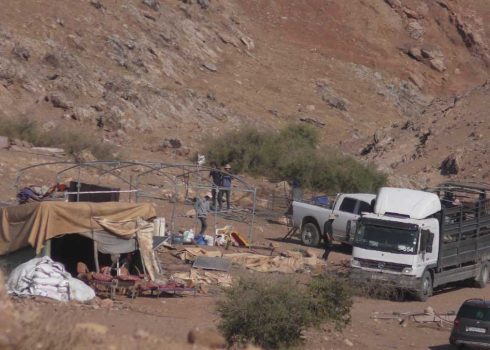 أبناء عائلة حميّد يحمّلون متاعهم على شاحنة قُبيل رحيلهم. تصوير عارف دراغمة، بتسيلم