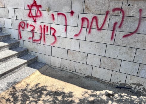 شعار رشّوه على الجدار المستوطنون في خربة أبو فلاح و. تصوير: محمد رمانة، بتسيلم