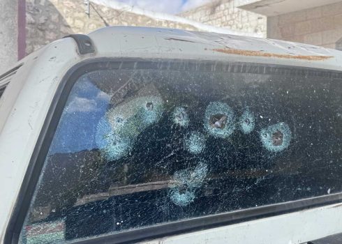 الأضرار التي ألحقها المستوطنون بسيارة "ر. أ.". صورة قدمها هو مشكورًا