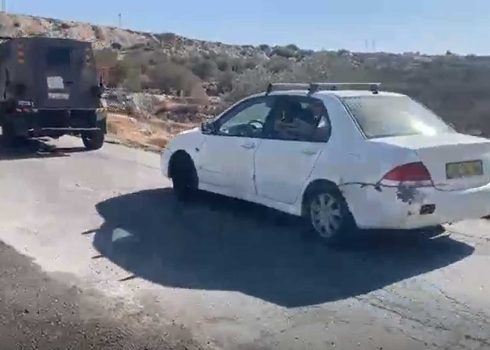 الجنود يغادرون أرض "م. ط." بالمركبة العسكرية ومركبته. من توثيق بالفيديو قدمه "م. ط." مشكورًا