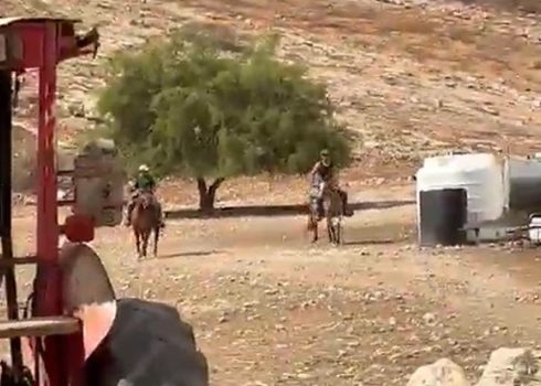 مستوطنون يدخلون إلى التجمع على خيول. من توثيق فيديو قدمه السكان مشكورين، 12.10.25