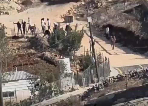 المستوطنون يخرّبون سياج منزل في الحي. من فيديو توثيقيّ قدمه الشكان مشكورين