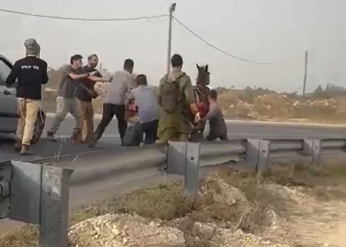 المستوطنون يهاجمون أفراد العائلة وهم يحاولون مُغادرة المكان. صورة من فيديو توثيقيّ قدّمته العائلة مشكورة
