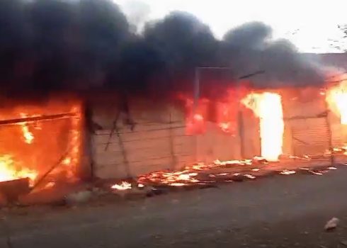 منازل أحرقها المستوطنون تلتهمها النيران في خلة السدرة. من فيديو توثيقي قدمه السكان مشكورين 