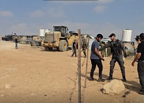 הריסת הבית בח'ירבת אל-פח'ית. צילום: נסר נוואג'עה, בצלם