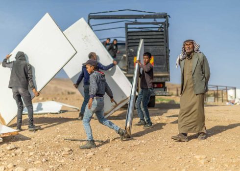 بعض سكان راس عين العوجا يحمّلون على شاحنة أجزاء المباني التي تم تفكيكها، استعدادًا للمغادرة. تصوير: أفيشاي موهر، أكتيفستيلز، 8.1.26