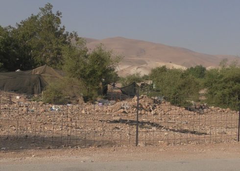 السياج الذي نصبه المستوطنون حول التجمّع. تصوير: عارف دراغمة، بتسيلم