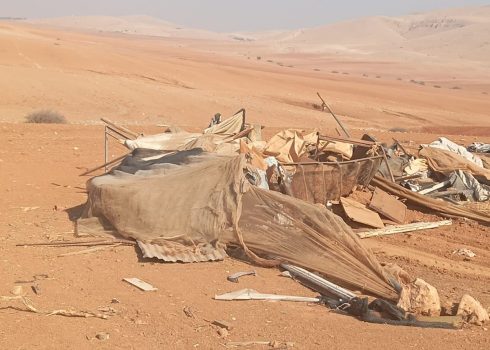אוהלים שהרסו אנשי המועצה. צילום: עארף דראר'מה, בצלם 