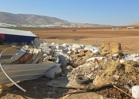 חורבות הצריף והנזק לתבואה שאוחסנה בו. צילום: עארף דראר'מה, בצלם