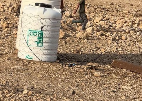 مستوطنون بجانب منزل العائلة في راس عين العوجا. صورة قدمها السكان مشكورين