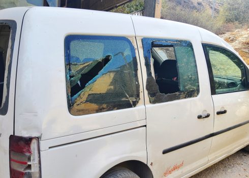 سيّارة أحمد أبو حمادة بعد الهجوم. تصوير: سلمى الدّبعي، بتسيلم