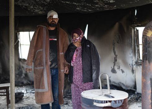 يوسف وعايدة في منزلهما بعد أن أحرقه المستوطنون. تصوير: فايز أبو رميلة، بتسيلم 