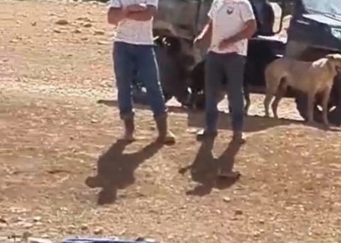 المستوطنون عند مدخل منزل بشارات. صورة قدمتها العائلة مشكورة