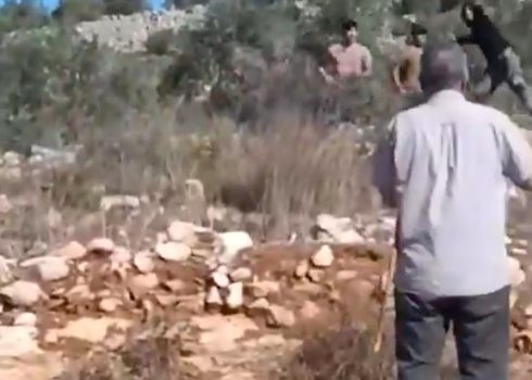 مستوطنون يهاجمون مزارعًا بالحجارة في دير عمّار. من فيديو توثيقيّ قدمه جيكوب لزروس مشكورًا 