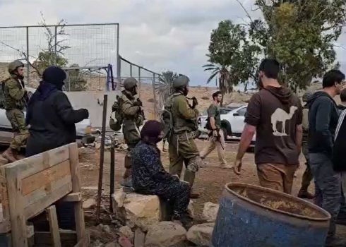 مستوطنون وجنود في ساحة منزل عائلة بُرهان دراغمة في خربة المالح. صورة قدمها السكان مشكورين