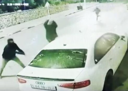 المستوطنون يخرّبون سيارة في سنجل. من فيديو توثيقيّ