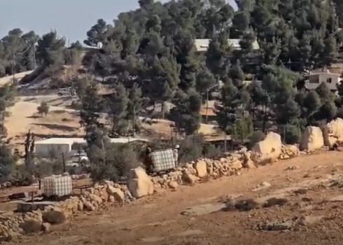 المستوطنان يحاولان سرقة خزان مياه من أرض العدرا. صورة قدمها السكان مشكورين