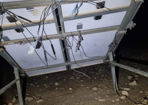 الضرر الذي لحق بأسلاك الألواح الشمسية. صورة قدمتها السكان مشكورين