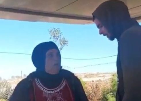 أحد المستوطنين يهدد وضحة عبيد. من فيديو توثيقيّ قدمته العائلة مشكورة