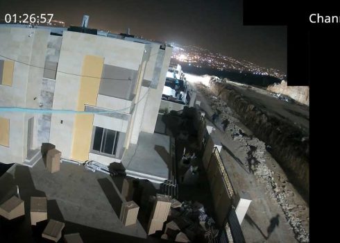 المستوطنون يصلون إلى مشروع البناء. من توثيق بكاميرات المراقبة قدمه صاحب المشروع مشكورًا