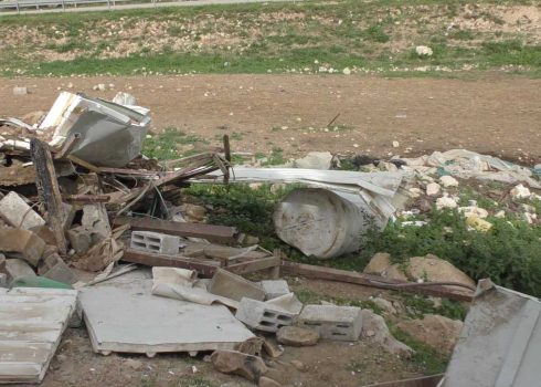 תכולת בית המשפחה לאחר ההריסה. צילום: עארף דראר'מה, בצלם
