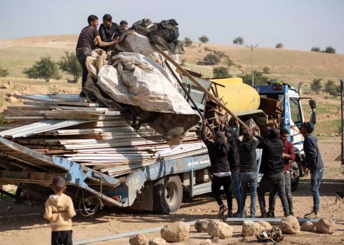 سكان راس عين العوجا يحمّلون شوادر الخيام على شاحنات استعدادًا للرحيل. تصوير: كيرن منور، بتسيلم