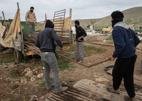 سكان في الحديدية عادوا إلى التجمع ليأخذوا أجزاء من المباني التي تم تفكيكها يحمّلونها على شاحنة. تصوير: عارف دراغمة، بتسيلم 