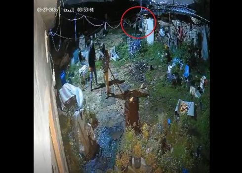 المستوطنون في باحة منزل العائلة. في الخلفية، القطيع يخرج من الحظيرة. من توثيق سجلته كاميرا المراقبة وقدمته العائلة مشكورة